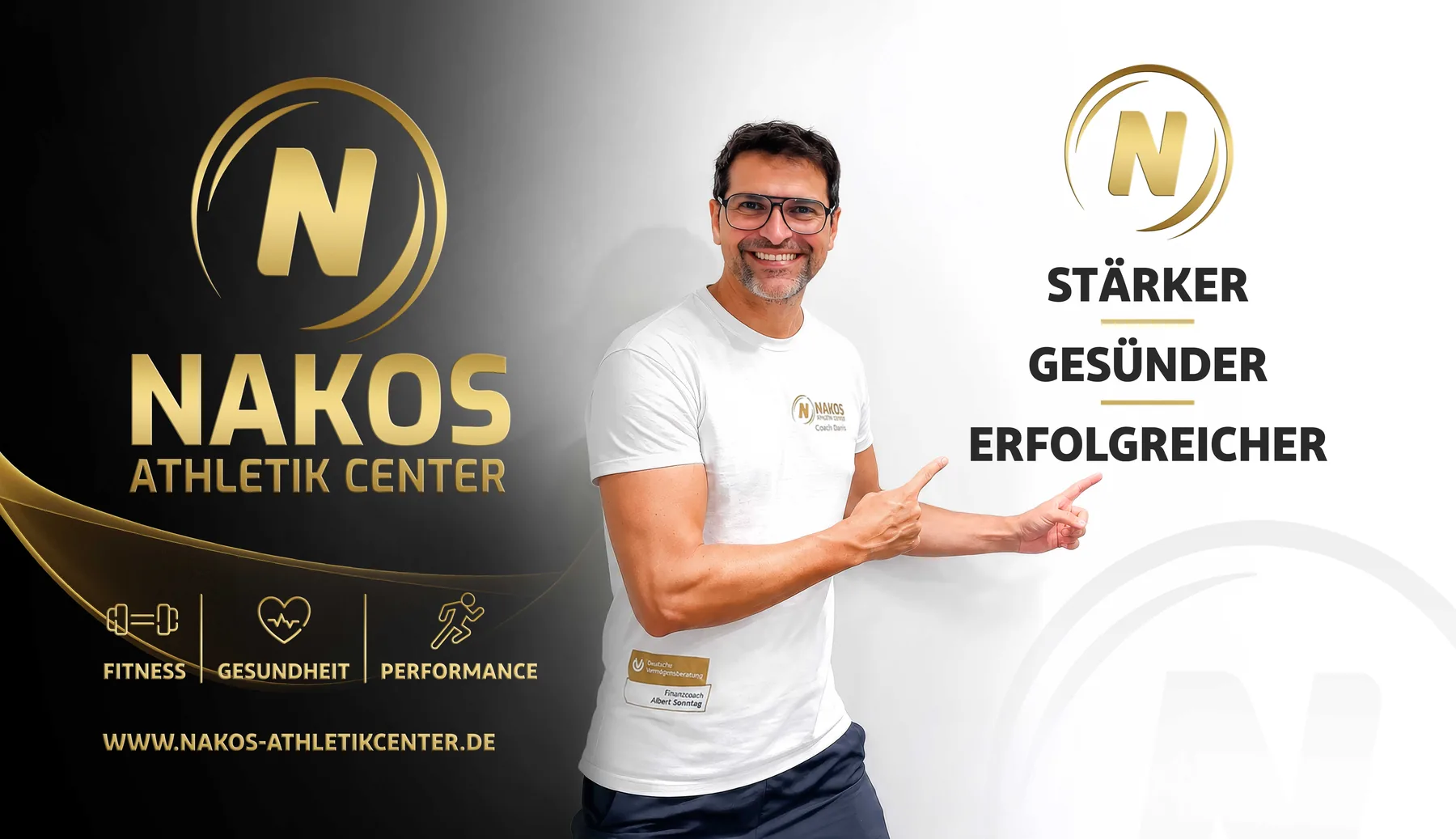 Coach Danis vom Nakos Athletik Center zeigt lächelnd auf den Schriftzug: Stärker, gesünder, erfolgreicher